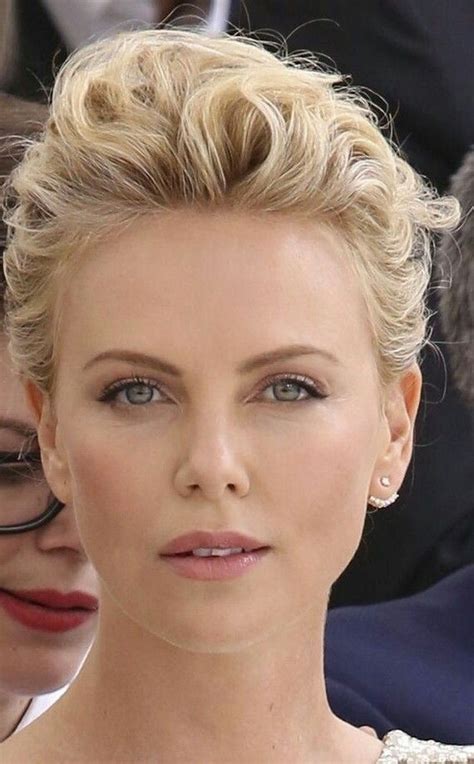 With her blonde locks closely cropped to her head, the glamorous actress' natural beauty shined bright. 40+ Best Charlize Theron Short Hairstyle Ideas That Looks ...