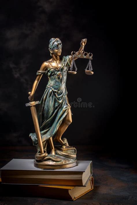Fotografía De Escultura Temis De Bronce Femida O Diosa De La Justicia