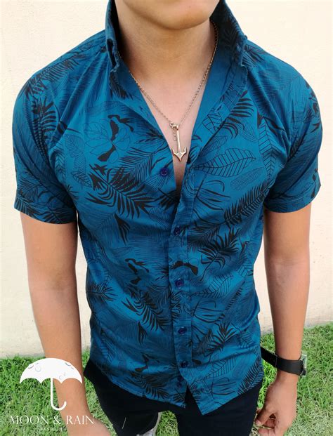 Camisa Slim Fit de manga corta con diseño turquesa floreado ideal para complementar tu outfi