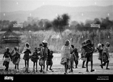 Famine In Sudan 1985 Black And White Stock Photos And Images Alamy