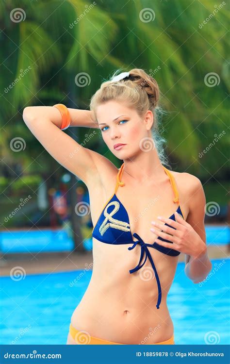 Het Zwembad Van De Vrouw Dichtbij Stock Foto Image Of Sensualiteit