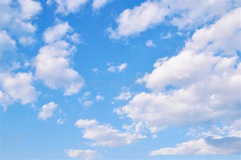 C U Azul Claro Com Nuvens Fundo Imagem De Stock Imagem De Bonito