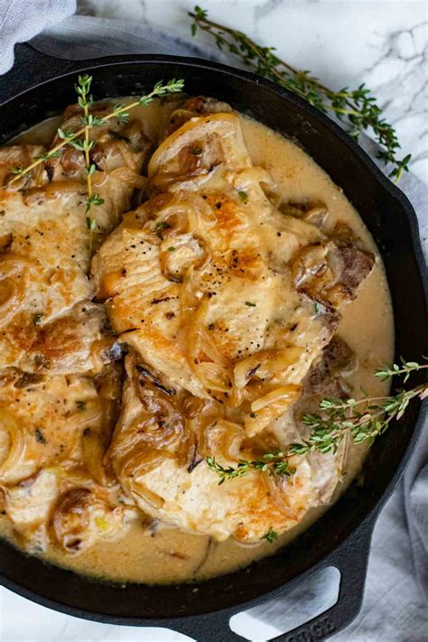 These baked boneless pork chops are tender and juicy with a flavorful dry rub seasoning. Smothered Pork Chops | FaveSouthernRecipes.com