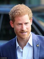 哈里王子造访加拿大 不忘"调戏"小狗——中国青年网