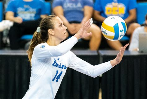 Womens Volleyball Finds Stability In Trio Of Outside Hitters Daily Bruin