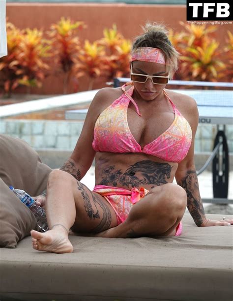 Hot Katie Price Shows Off Her Sexy Voluptuous Figure Out On Holiday