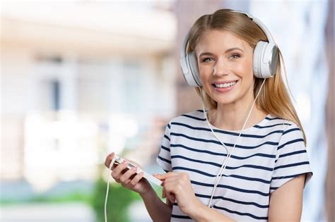 Premium Photo Woman With Headphones Listening Music