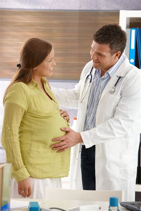 El Doctor Que Visita De La Mujer Embarazada Para La Consulta Imagen De