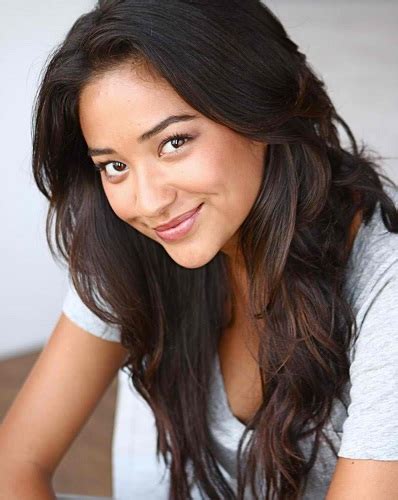 15 Recent Pictures Of Shay Mitchell Without Any Makeup