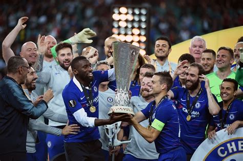 Chelsea Beat Arsenal 4 1 To Lift Europa League Trophy
