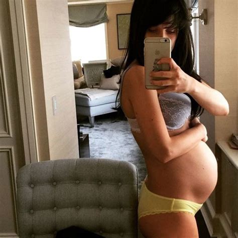 Alec Baldwins Sexy Preggo Wife 7 Pictures Shooshtime