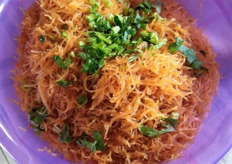 Bihun goreng juga sering dijadikan pelengkap untuk nasi kuning tumpeng, nasi uduk, atau nasi ulam. Resep: Bihun Goreng simple yang Sempurna!