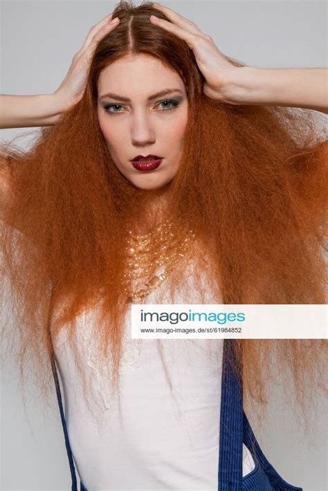 Junge Attraktive Huebsche Frau Mit Langen Roten Haaren Und Zerzauster Frisur Im Portrait