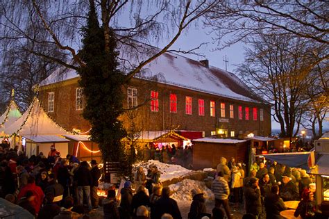 Waldweihnachtsmarkt in velen in der vorweihnachtszeit ist dazu kommen rund eine million lichter, die dem weihnachtsmarkt und dem wald ein stimmungsvolles, weihnachtliches ambiente verleihen. Der 48. Lauenburger Weihnachtsmarkt am Schloss öffnet ...