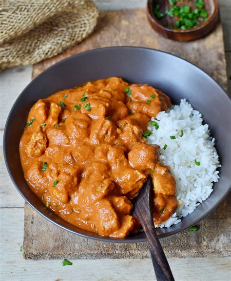 Butter chicken or murgh makhani (pronounced mʊrg ˈmək.kʰə.ni) is a curry of chicken in a spiced tomato, butter and cream sauce.it originated in india as a curry. Rezept Indisches Curry - Rezept