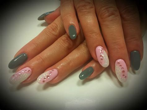 Shiny nails are simply more festive and comfortable to wear. Gelové špičaté nehty | Nehtové studio Wendy | Nehty ...