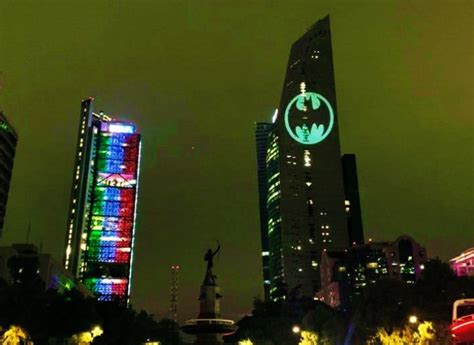 batman llegó a iluminar la torre reforma de la cdmx infobae