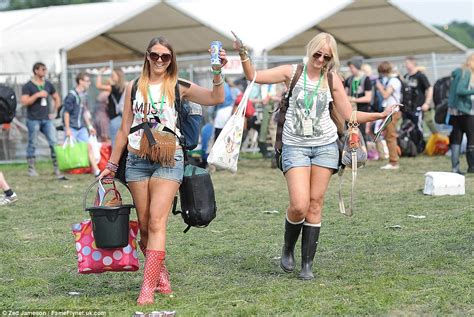 Glastonbury 2013 Weather Showers Hit Festival But Don T Worry Sun Is On The Way Daily Mail