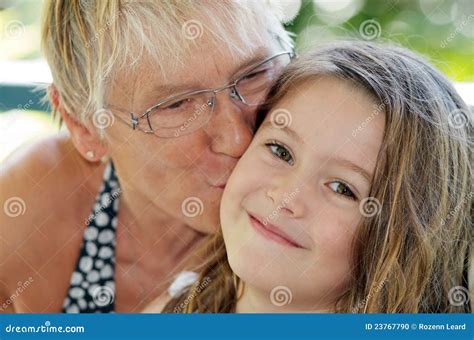 Beso De La Abuela Foto De Archivo Imagen De Loving Muchacha 23767790