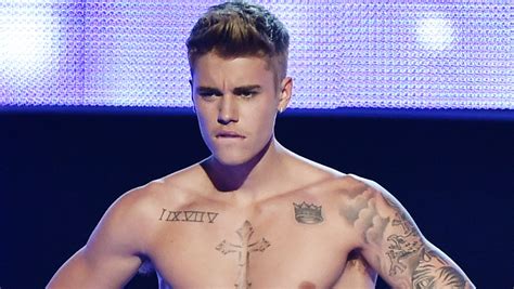 justin bieber strips at fashion rocks gets booed