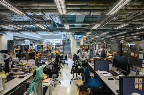 Police have said dozens of apple daily pieces may have violated the security law, the first instance of authorities taking aim at media articles under the legislation. Hong Kong: raid de la police au journal pro-démocratie ...