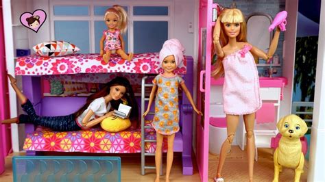 La muñeca chelsea está navegando en internet. Barbie Evening Routine - NEW Dreamhouse Adventures with ...