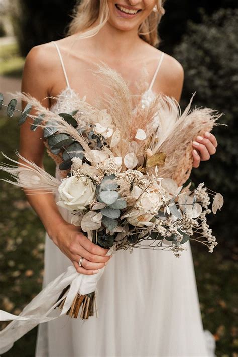 30 Dramatic Pampas Grass Wedding Ideas That Are New And Unique Ewi Blumenstrauß Hochzeit