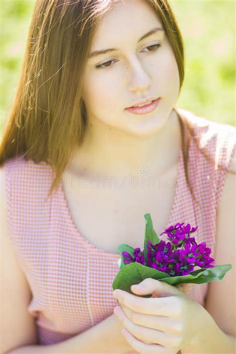 Retrato De Una Chica Joven Hermosa Con El Pelo Marr N Foto De Archivo