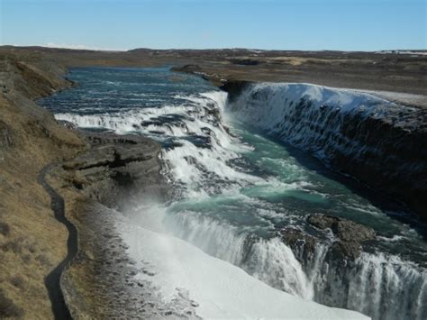 Visited gullfoss waterfalls with my teenage kids abs we thought the waterfall was amazing.well from keflavik international airport to gullfoss 2hrs. Tips over Gullfoss waterval, IJsland. | Wereldreizigersclub