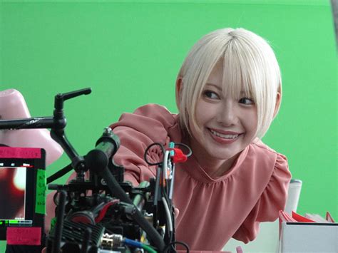 📸 画像：つんこ『即攻元気ゼリー』新web Cmシリーズ第2弾メイキング｜コスプレイヤー・えなこ、篠崎こころ、つんこ、チアリーダーに変身して働く人に元気を注入！ 『即攻元気ゼリー』新web Cm出演