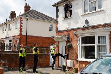 police abandon arrest of suspect after he climbs onto his own roof metro news