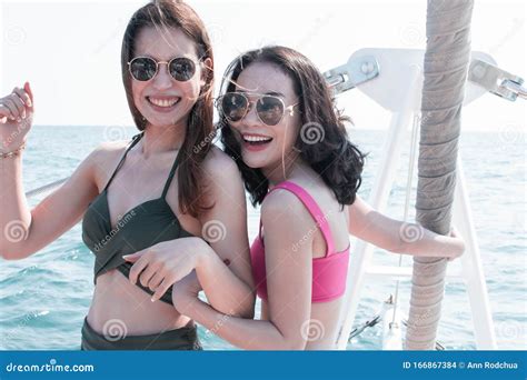 Twee Mooie Aziatische Vrouwen Dragen Bikini En Staan Naast De Zee Stock Foto Image Of Persoon
