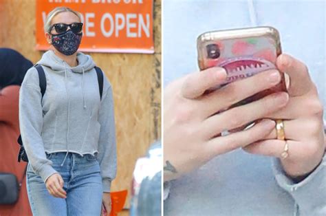 Actress scarlett johansson has been photographed wearing her new wedding ring. Scarlett Johansson flashes wedding ring after marrying ...