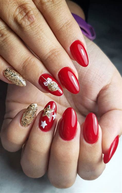 23 Charming Christmas And Holiday Nails — Christmas Candy Cane Swirl Nails