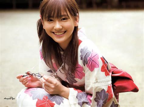 She is the youngest among her two siblings. ARAGAKI YUI - JAPANESE ARTIST WALLPAPER PHOTOBOOK VIDEO ...