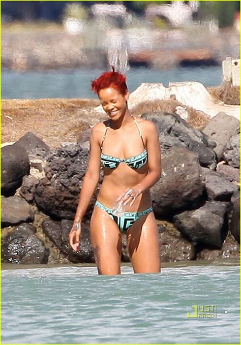 Full Sized Photo Of Rihanna Bikini Hawaii 01 Photo 2478021 Just Jared