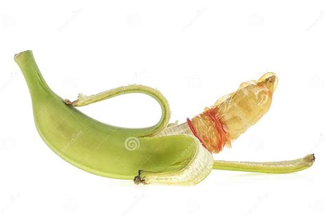 La Banane Verte Avec Le Préservatif Rouge Isolée Sur Le Fond Blanc Image Stock Image Du Pénis
