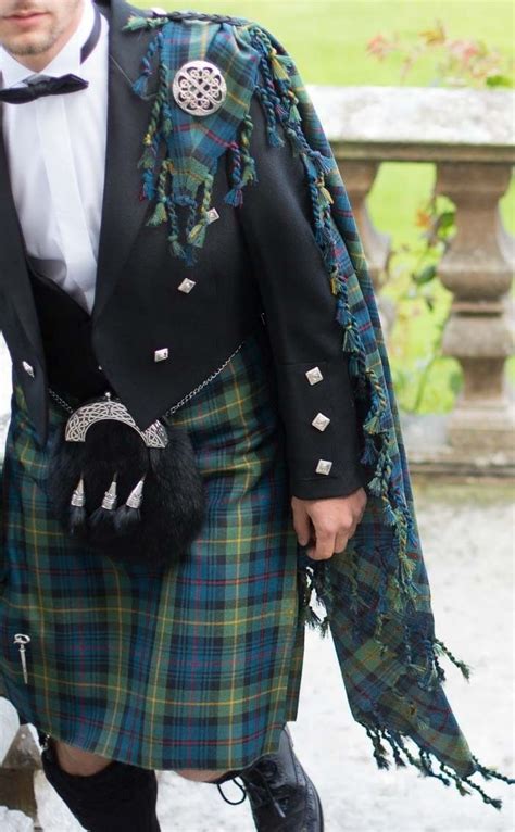 The Plaid How The Traditional Scottish Highland Cloak Or Wrap Evolved