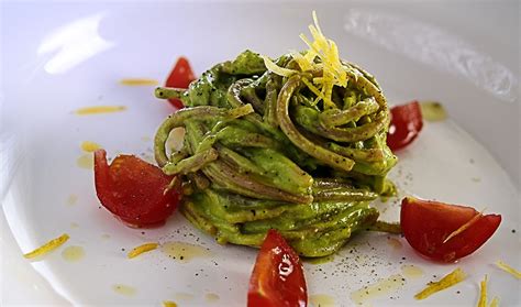Spaghetti Integrali Di Farro Al Pesto Di Avocado Ingredienti Per 4