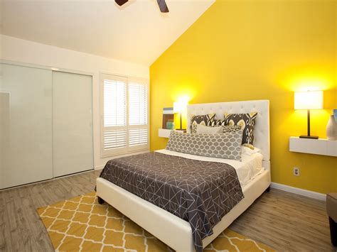 Yellow Accent Wall Bedroom Gagohome