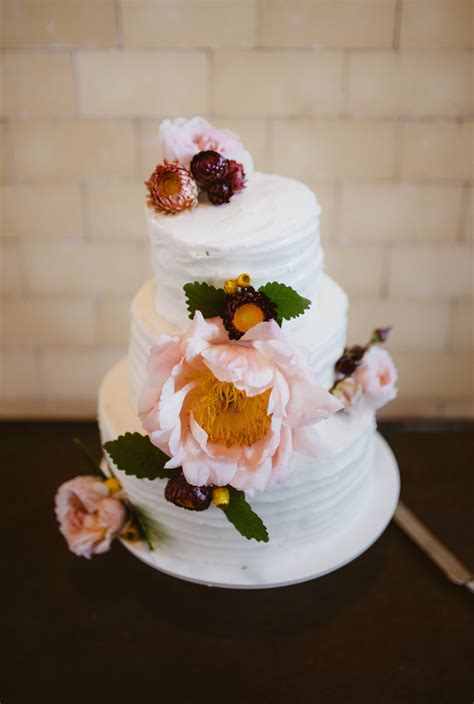 The filling in my cake is vanilla buttercream, but feel free to use other frosting flavors if desired. BEST OF 2018: WEDDING CAKES - Hello May