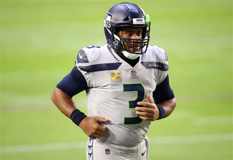 Nfl World Reacts To Russell Wilson S Gruesome Finger Injury The Spun