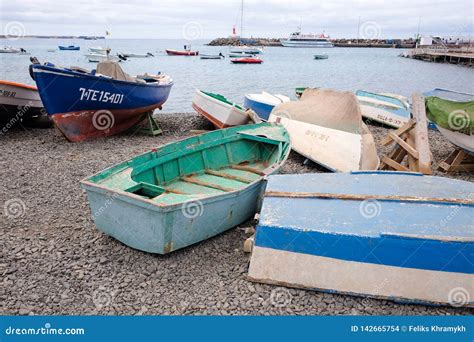 Playa Blanka Lanzarote España 2072017 Barcos Pesqueros En La Playa