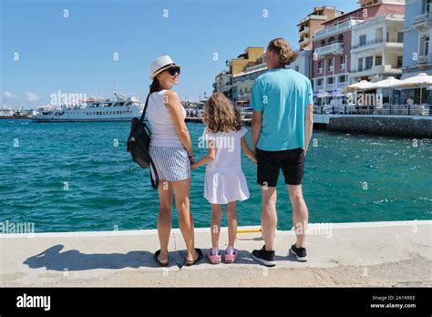 Madre de familia turística padre e hija vista posterior Verano vacaciones al mar Mediterráneo