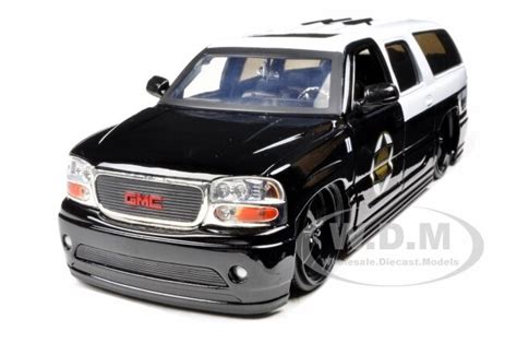 2019 gmc sierra 1500 slt crew cab truck red 1:24 model motormax 79361rd* $29.95. 2002 GMC Yukon Denali Police 1/24 Diecast Model Car by ...