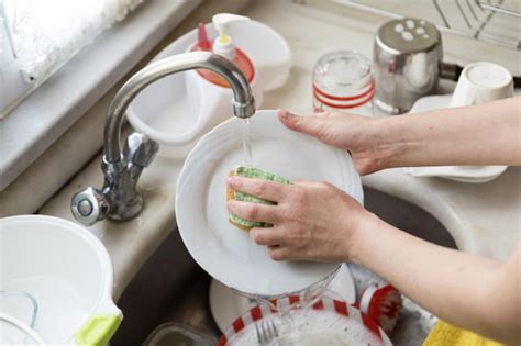 Washing Dishes Can Help Ease Overworked Minds