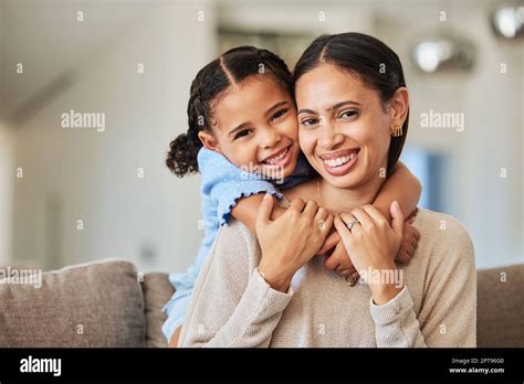 Amor Relajarse Y Madre Y Niña En El Sofá Con Abrazo Para La Familia