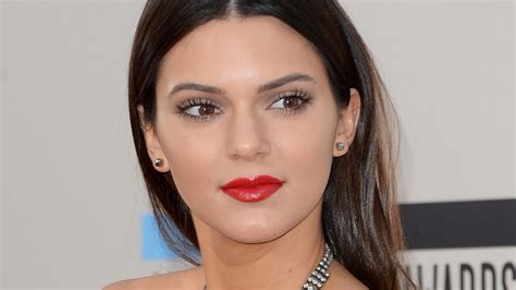 Kendall Jenners Makeup Artist Swears By These 10 Products Youtube