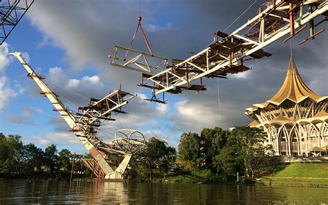 Walking around between sights in kuching, you slowly become aware that something is missing: Footbridge "Golden Bridge" over the Sarawak River in ...