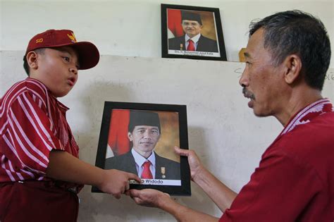 Hari Pertama Sekolah Antar Anak Ke Ruang Kelas Atau Guru Ke Penjara